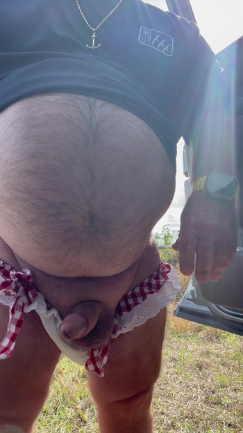「セクシーなパンティーを履いた公園のマーク・フレッチャー」からの感動的な瞬間
