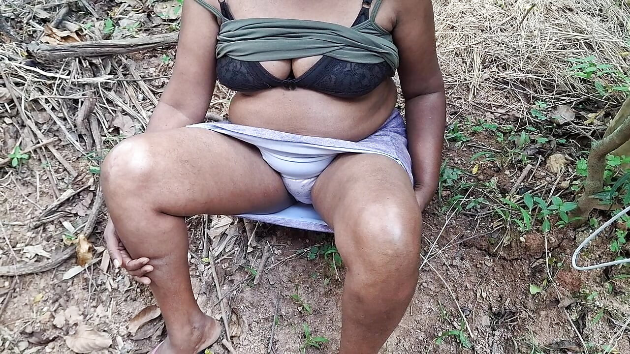 Old aunty outdoor show hottest viral video