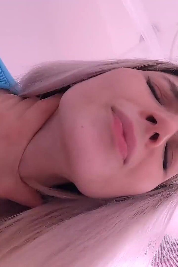 A Horny Stranger Girl Dragged the Delivery Man's Dick Into Her Pussy