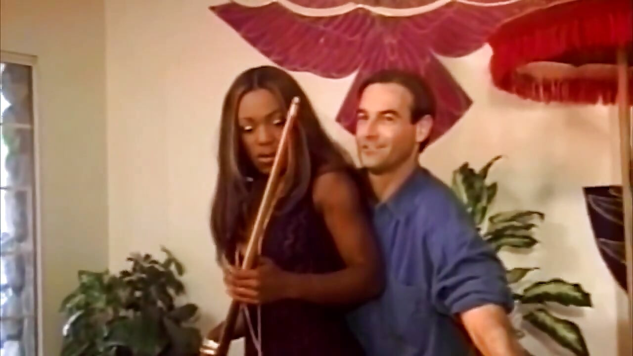 Voluptuosa negra milf hace el amor con la polla blanca