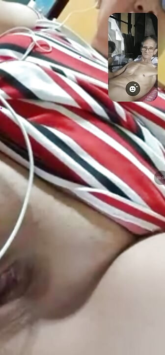Dedos en su hermoso y mojado coño apretado.