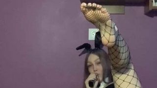 Sashasweet69 svapo in un costume da coniglio e si masturba la figa