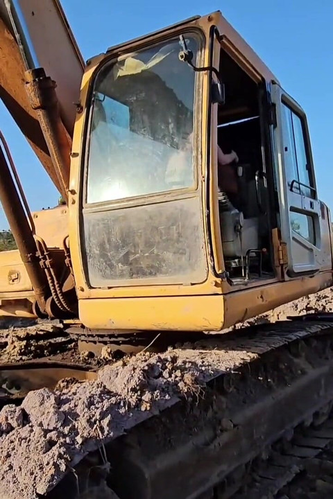 Irresponsible Operator Abandons Work to Engage in Transactions Inside a Machine During Working Hours