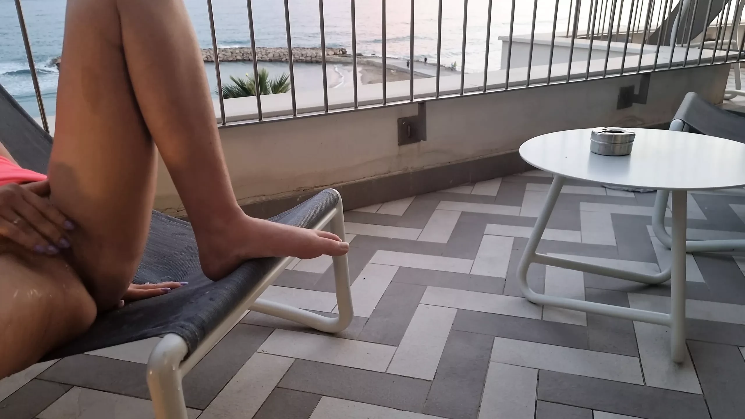 Blikající a nahá na balkóně - stříkající fontána