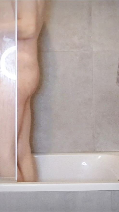 German amateur BBW MILF xMaskedMomWifex is surprised while showering | Clip 1