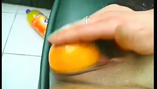 Brünette reife schlampe trägt strümpfe, während sie ihre löcher mit essen und riesigen kerze bohrt