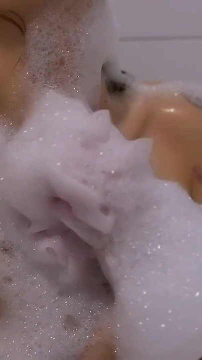 Moment cheie de la "Bubbles Soft, Softer Skin. Goală sub bule"