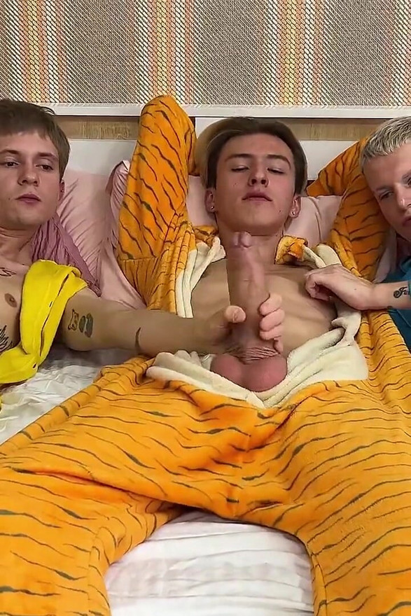 The Games of Three Twinks Grew Into a Juicy Fuck, Let a Tight Twink's Asshole Go Around in a Circle