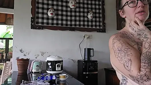 Jade üstsüz yemek pişirme