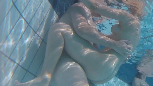 Teaser - 无耻的年轻情侣在公共泳池里做爱