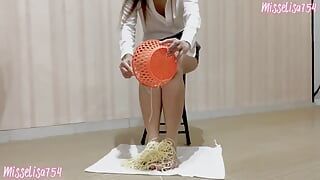 Entraînement d'esclave, manger des spaghettis, pieds d'adolescents asiatiques