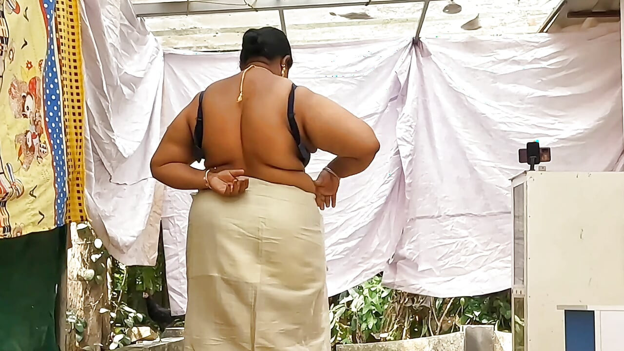 Kerala truyền thống mặc quần áo Bhabi khoe bộ ngực khổng lồ gợi cảm, đi bộ ngực trần