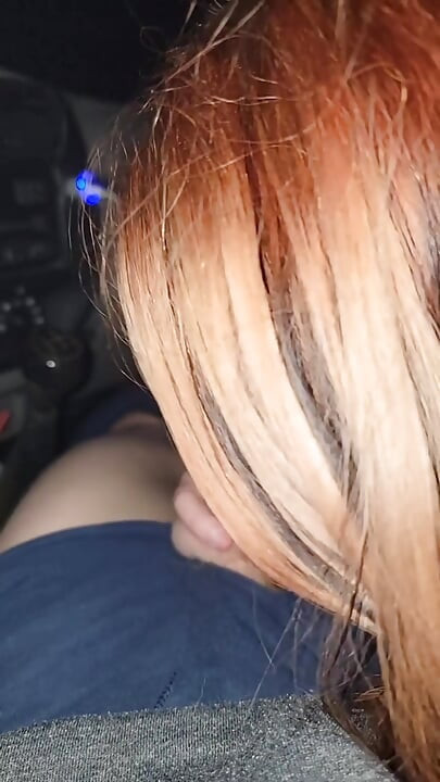 Fofa gata dá ao meu pau enorme um boquete quente no carro