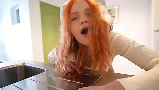 Une adolescente rouge mince et sexy se fait baiser sur le comptoir de la cuisine