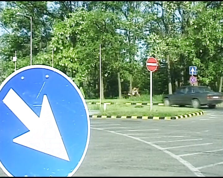 Prekrasna njemačka plavuša lutka jebana u prirodi od tri napaljena frajera