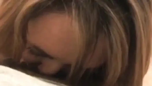 Betty boobs ateşli sakso çekiyor