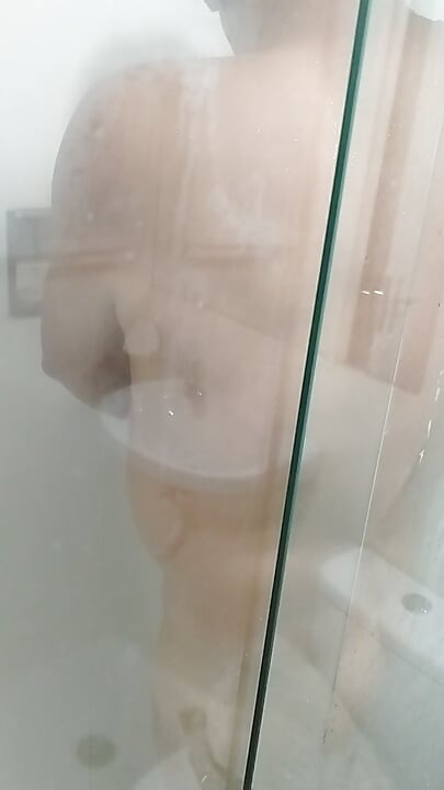 WALTER GUESS IN THE BATH SESUALIZANDO