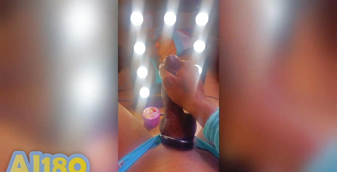 Cum Eating Cutie Selfsucked λίγο από αυτό το καρύδι