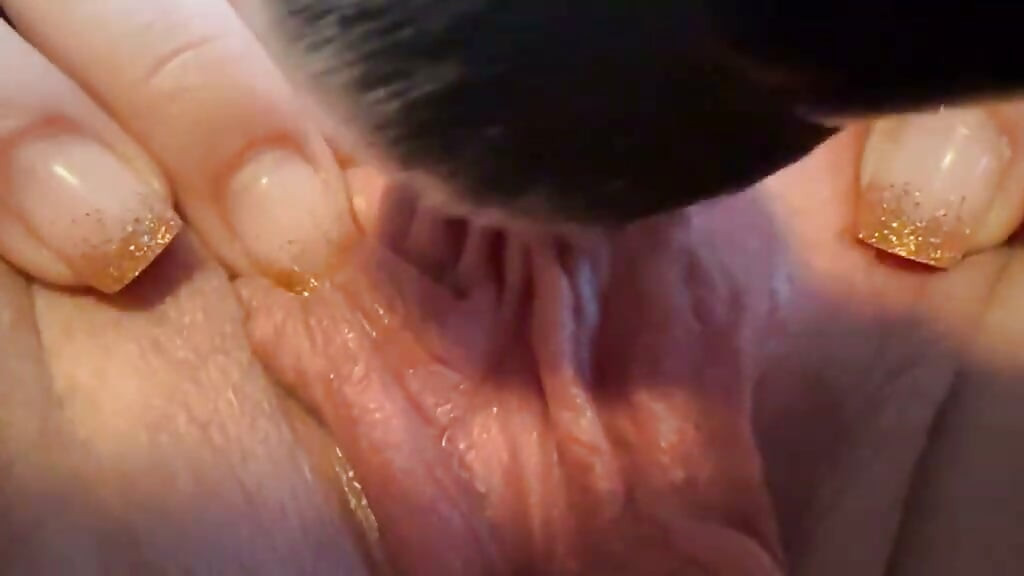 用畫筆挑逗小穴直到潮吹高潮