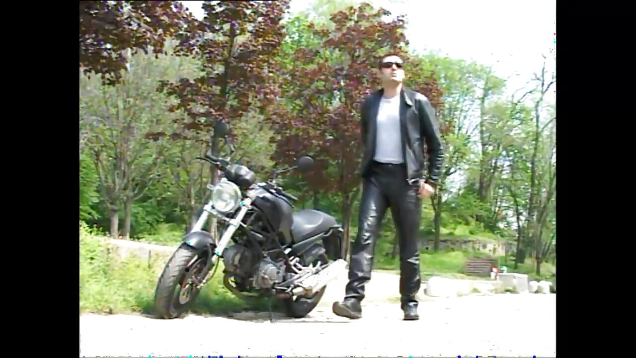 Máy bay bà già tuyệt vời gợi cảm với bộ ngực nhỏ bị đụ và bắn tinh trên âm hộ đầy lông bởi con cu nghiệp dư khổng lồ