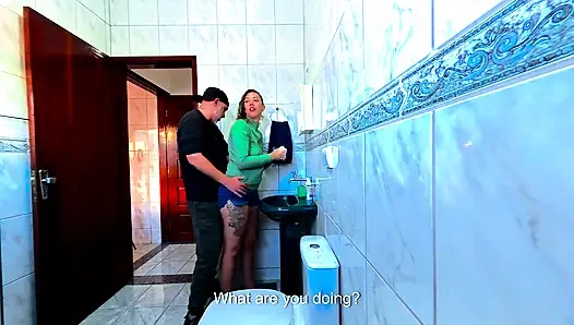 Мачеха-племянница одна в ванной и трется о нее досуха.