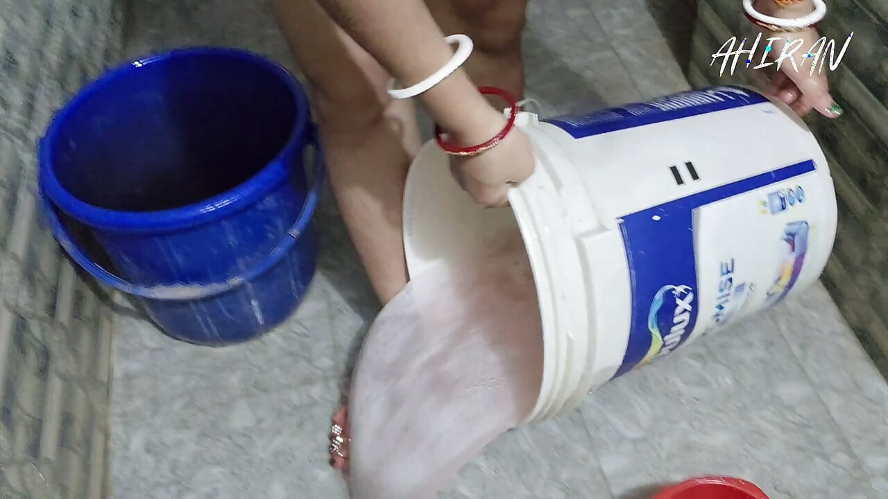 Seorang gadis forplay di kamar mandi dan pacarnya meninjau di jendela. Gadis menunjukkan payudara dan pantatnya yang besar. Pacar suka pantatnya.