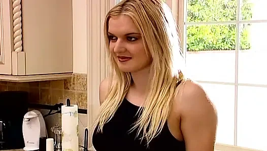 Büyük memeli bebek sıkı anal deliğini siktiriyor