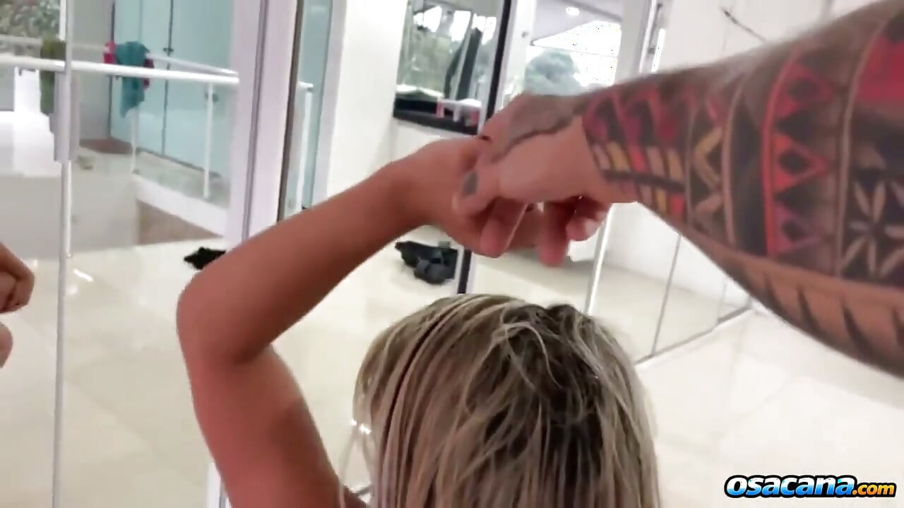 Fræk blondine fra fitnesscenteret der suger pik