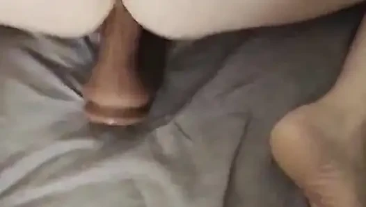 Cuckold-ehefrau fickt riesigen schwarzen schwanz in der ärmel