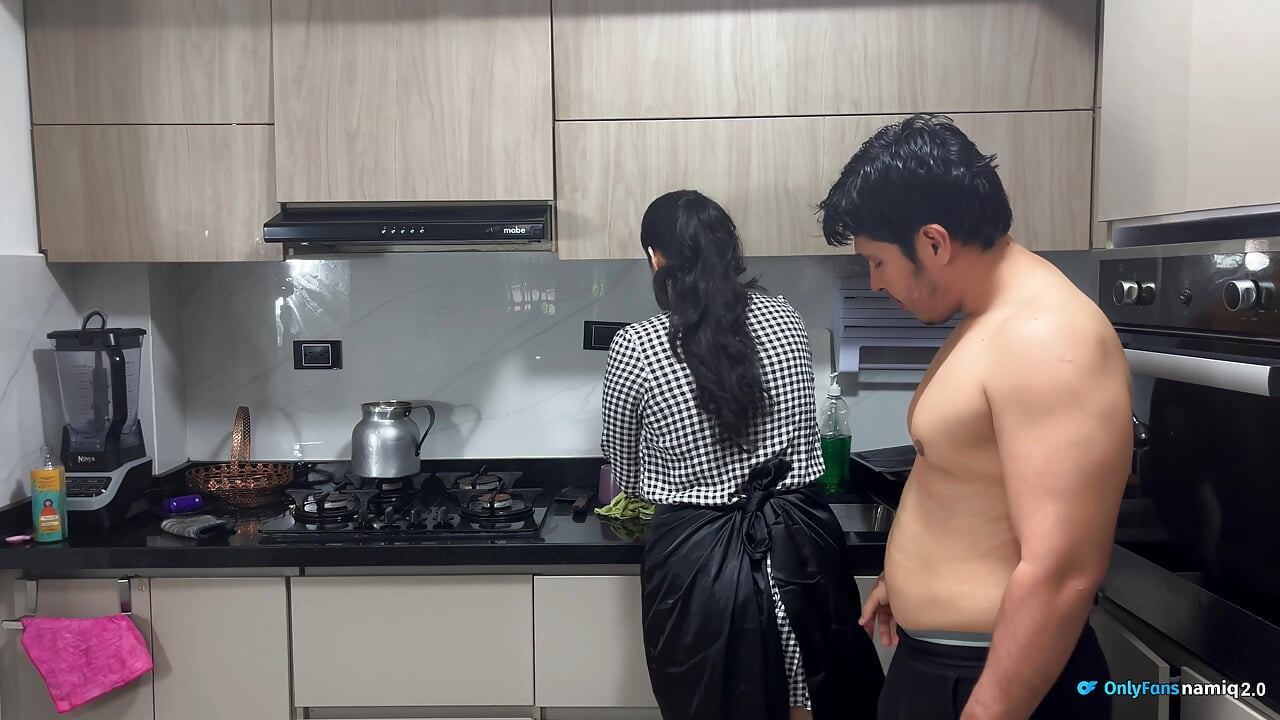 Suami bosku ngentot sama aku waktu dia lagi kerja di kantor!