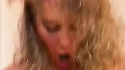 Молодая штучка трахается в папином кресле