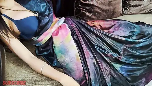 Sari fickt in allen positionen ehemann nicht zu hause, aber ehefrau nimmt alles vor der kamera auf