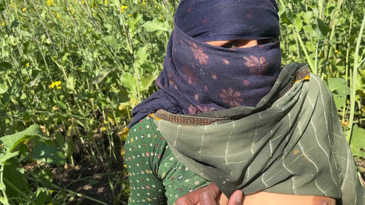 Shadisuda bari bahan ne bhaee ke sath maje kar gv ke kheton men xxx video full he