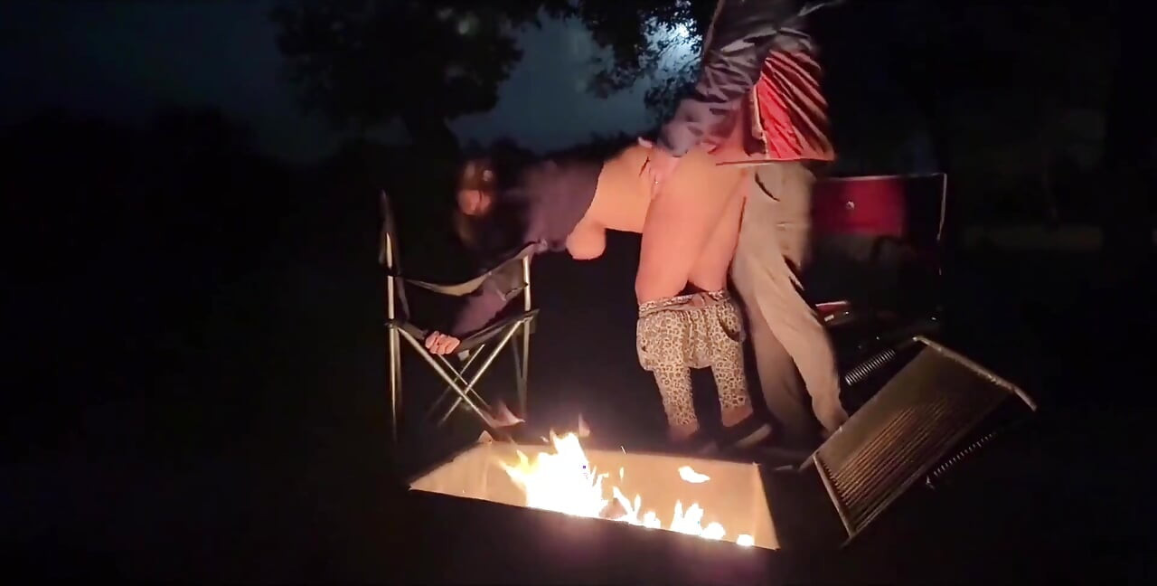 Usando mi coño en el campamento! Tratando de ser atrapado!