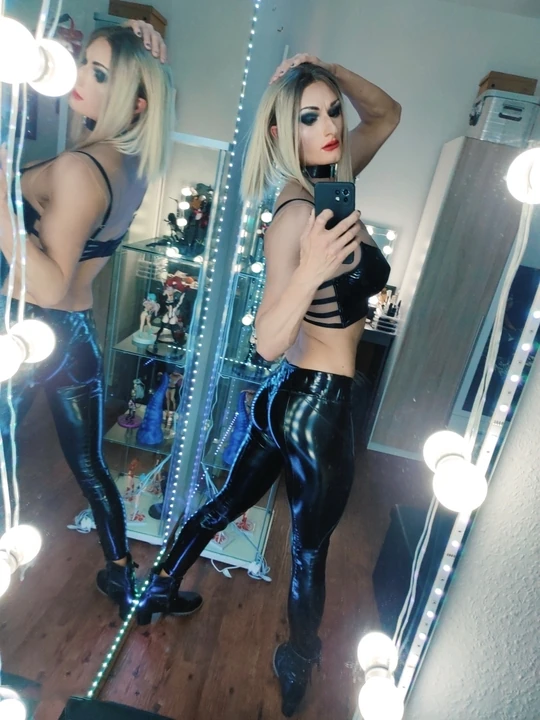 Julie Lithoe poartă jambiere strălucitoare strâmte pe fundul ei de sissy