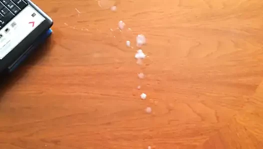 Tisch bespritzt