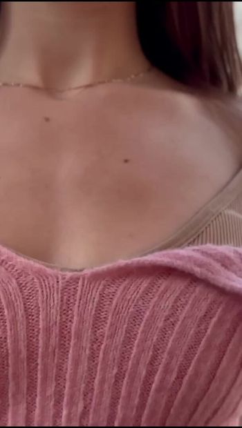 Tieten plagen in roze topje - close-up borst - aanbidding lichaam - aanbidden tieten