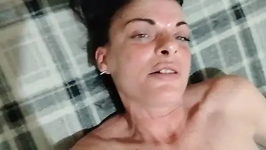 Bakış açısı seksi minyon orta yaşlı seksi kadın sikiliyor