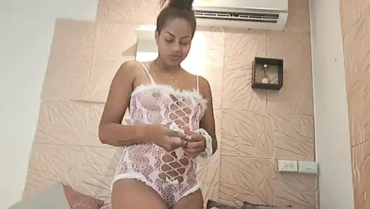 Wir haben viele Dessous ausprobiert, die mir am besten passt.