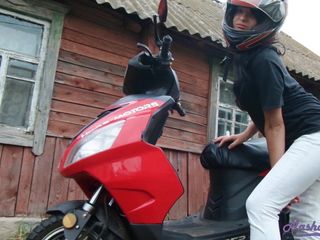 Mädchen mit Helm wichst Muschi bis zum Orgasmus auf dem Motorrad ihres Stiefbruders