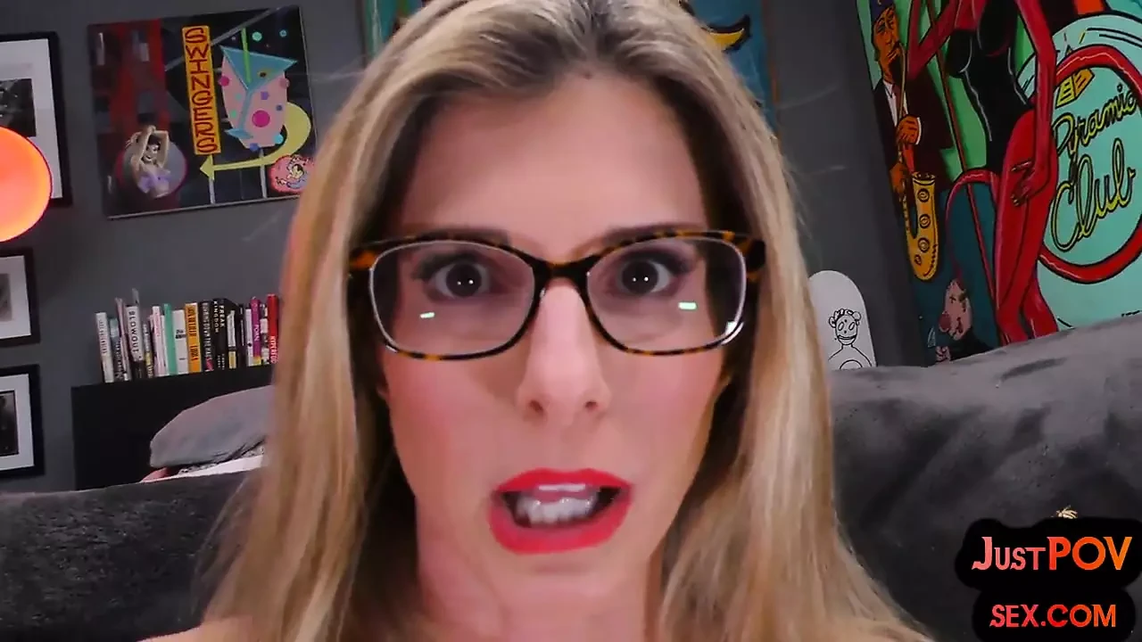 Peituda milf em lingerie é fodida depois de punheta com os pés
