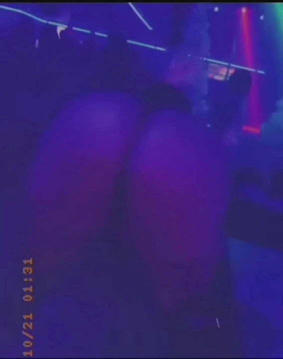 Tarian gula merah muda di klub strip