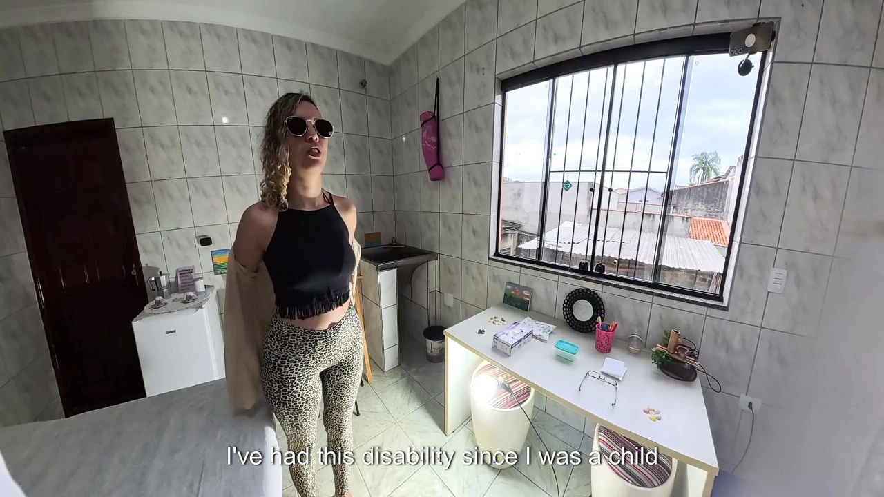 小盲人去看妇科医生，在她的肛门里达到高潮。