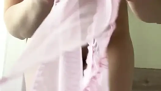 Tıraş edilmiş vajinama yeni pembe şeffaf külot giyiyorum