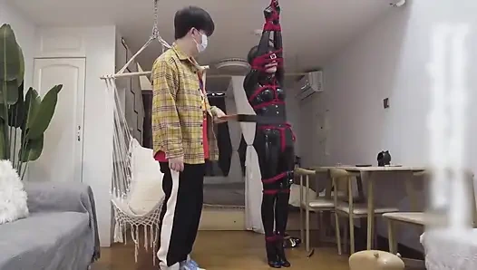 Mz11-latexanzug Zurückhaltung und peitsche