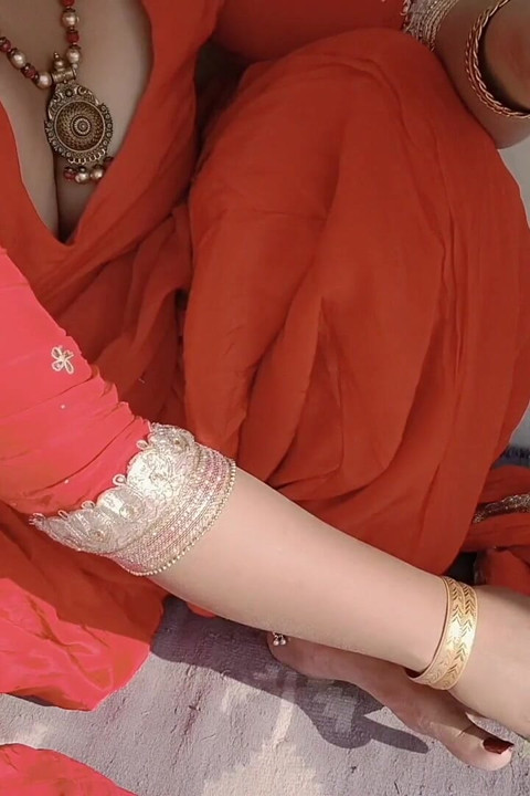 Punjabi Bhabhi Painted Her Nail on Roof