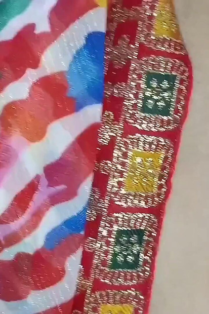 Yenge odayı temizliyor, üvey erkek kardeş onu sikiyor