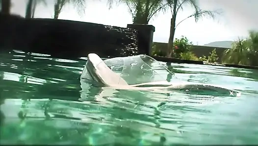 Havuzda ateşli harika amcık sikişi: büyük sert yarak için sürtük bir sarışın