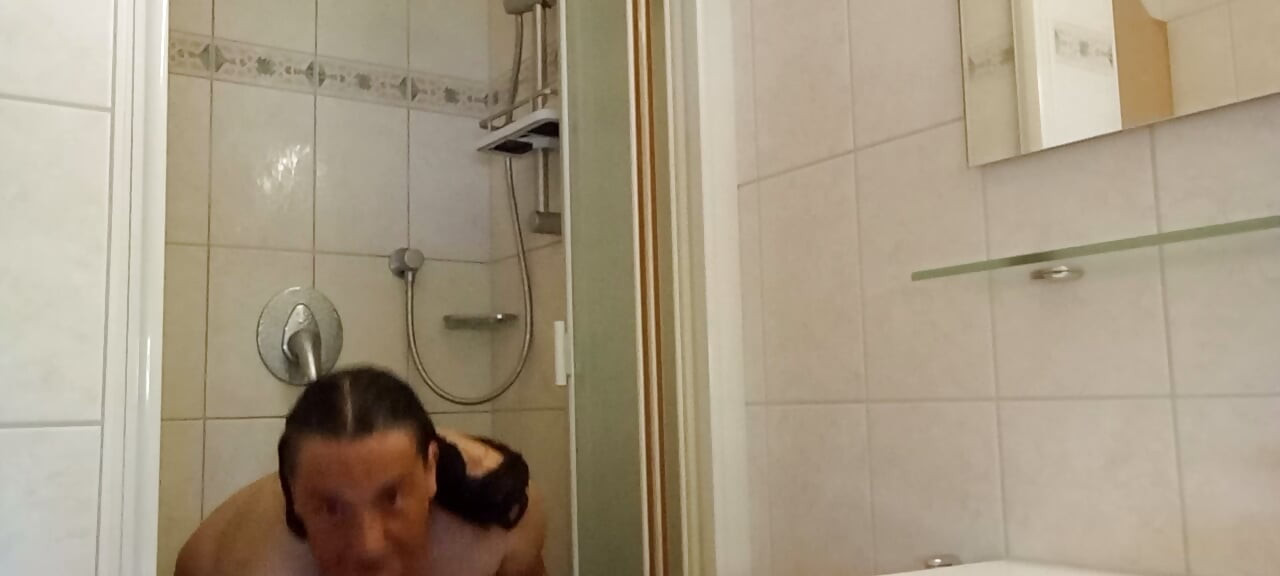 Phụ nữ mập bụng lắc lư khi tắm, người Đức trưởng thành