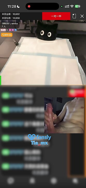 המורה אמיקה משדרת בשידור חי אינטראקציות סקס של מעריצים בשידור חי173